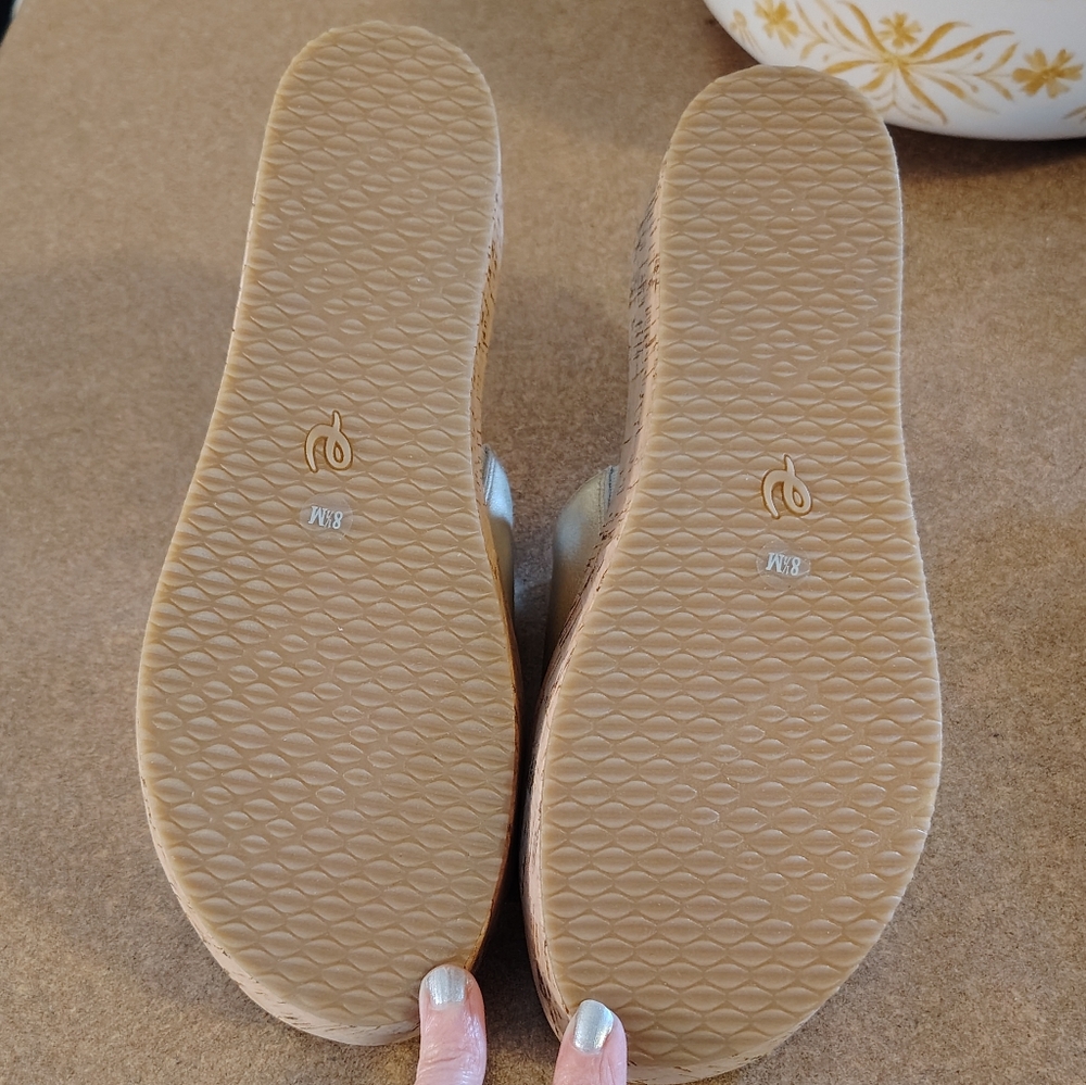 New Easy Spirit Muscari Gold Metallic Leather Cork Sandals Slides 8 1/2 - Picture 8 of 9